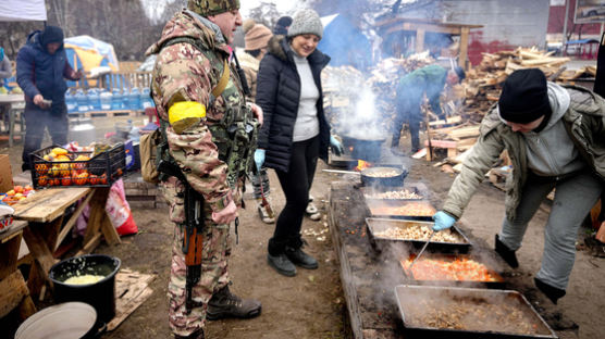 시민들에 빵 나눠주다가…러시아군 총격에 숨진 우크라 시장
