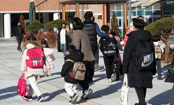 새 학기 등교가 시작된 지난 2일 세종시 집현초등학교 학생들이 교실로 향하고 있다. [뉴스1]