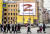 7일 러시아 상페테르부르그의 모습. 건물 위로 전쟁에 찬성한다는 상징이 된 알파벳 Z가 그려진 입간판이 걸려 있다. AFP=연합뉴스