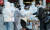 제20대 대통령선거 사전투표 이틀째인 5일 오후 서울역 설치된 남영동 사전투표소에서 코로나19 확진자 및 자가격리자들이 투표 후 투표용지를 제출하고 있다. 뉴스1