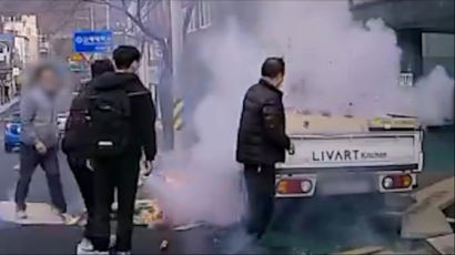 도로 위 트럭서 불길 '활활'…고등학생·택시기사가 화재 진압