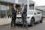 현대차 영국법인 대표 애슐리 앤드류(오른쪽)가 영국 올해의 차 편집장 존 챌린(왼쪽)으로부터 '영국 올해의 차' 상을 받고 있다. [사진 현대자동차] 