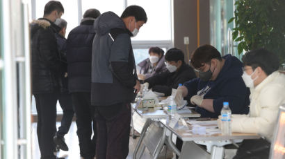 신분증 내밀자 "살쪄서 다르다"…경찰까지 출동한 투표소 소동