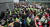 민주노총 관계자들이 지난해 9월 서울 종로경찰서 앞에서 '불법 집회 주도' 혐의로 검찰에 송치된 양경수 위원장의 석방을 요구하며 경찰과 대치하고 있다. [뉴스1]