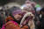 7일 폴란드 메디카 국경검문소에 도착한 우크라이나 노인이 아이를 안고 울음을 터뜨리고 있다. AP=연합뉴스