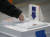 제20대 대통령 선거 투표일인 9일 오전 서울 마포구 공덕 1-2 공영주차장에 마련된 공덕동제4투표소에서 유권자들이 투표를 하고 있다. 뉴스1