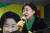 정의당 심상정 대선 후보가 8일 오후 서울 마포구 홍대 상상마당 앞에서 열린 유세에서 지지를 호소하고 있다. 국회사진기자단