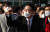 윤석열 20대 대통령 당선인이 지난 2월12일 오후 전남 순천역 광장에서 지지자들에게 인사하고 있다. 뉴스1