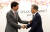 지난 2019년 G20 정상회의 참석차 일본을 방문한 문재인 대통령이 쥐스탱 트뤼도 캐나다 총리와 정상회담을 하기 전 인사하고 있다. [청와대사진기자단]