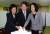안철수 국민의당 대선후보(가운데)가 제19대 대통령선거일인 2017년 5월 9일 서울 노원구 상계동 제7투표소에서 아내 김미경씨(왼쪽), 딸 설희씨(오른쪽)와 함께 투표하고 있다. 중앙포토