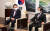 윤석열(왼쪽) 대통령 당선인이 10일 오후 서울 여의도 국회에서 박병석 국회의장을 예방하고 있다.국회사진기자단
