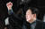 윤석열 대통령 당선인이 대선 투표를 사흘 앞둔 6일 저녁 경기도 부천역 앞 마루광장에서 열린 유세에서 주먹을 불끈 쥐어 보이고 있다. 김상선 기자