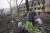 한 우크라이나 여성이 9일 러시아군의 폭격으로 폐허로 변한 산부인과 병원에서 대피하고 있다. AP=연합뉴스