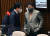 권성동 국민의힘 의원과 장제원 의원이 1월 27일 서울 여의도 국회에서 열린 임시국회 본회의에서 대화하고 있다. 뉴스1