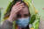 9일(현지시간) 마리우폴 산부인과와 어린이 병원에서 부상당한 채 나오고 있는 여성의 모습. [텔레그램 갈무리]