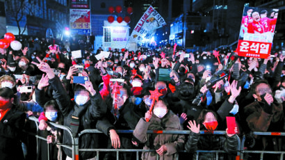 [사진] 당사 앞에 모인 지지자들