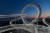 포항 북구 환호공원에 지난해 11월 들어선 스페이스 워크는 단박에 랜드마크로 떠올랐다. 포스코가 독일의 유명 디자이너에게 맡겨 제작한 체험형 공공미술이다. 해 진 뒤 조명이 들어오길 기다렸다가 올라서면 이름처럼 우주를 걷는 기분이 든다.