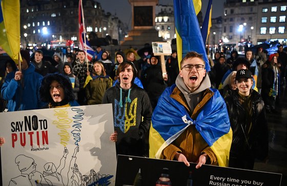 지난 1일 영국 거주 우크라이나인들이 런던 트라팔가 광장에서 반전 시위를 벌이고 있다. 영국 등 주요 유럽 국가들은 자국민의 참전을 허용하고 있다. [EPA]