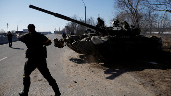 러시아, 우크라 수도 진격 속도전…"지상군 도심 25㎞ 접근"
