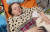 11일(현지시간) 마리아나 비셰기르스카야가 아이를 출산한 직후 병원 침대에 누워있다. 비셰기르스카야는 지난 9일 러시아군의 마리우폴 산부인과 병원 폭격 당시 부상한 채 병원을 탈출한 여성이다. 사진=AP ·연합뉴스