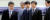2009년 4월 30일 노무현 전 대통령이 고향인 봉하마을을 떠나 서초동 대검찰청에 도착, 버스에서 내려 기자들의 질문에 짤막하게 답한뒤 청사로 들어서고 있다. 사진공동취재단