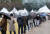 봄비 내리는 13일 서울광장 임시선별검사소에서 시민들이 우산을 쓴 채 검사를 기다리고 있다.   연합뉴스