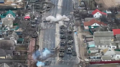 우크라군, 러시아 탱크·장갑차 격퇴 영상 공개..."매복 공격한 듯" 