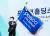 최정우 포스코그룹 회장이 2일 서울 포스코센터에서 열린 포스코홀딩스 출범식에서 사기(社旗)를 흔들고 있다. [사진 포스코홀딩스]