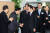 한미 FTA가 발효된 2012년 3월 15일, 이명박 당시 대통령이 서울 삼성동 무역협회 내 FTA무역종합지원센터를 방문 현황보고를 받고 직원들을 격려하고 있다.   [중앙포토]