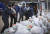 자원봉사자들이 지난 5일 우크라이나의 최대 항구 도시인 오데사에서 러시아군의 공격에 대비해 모래주머니로 바리케이드를 만들고 있다. AP=연합뉴스