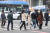 2월 28일 시민들이 서울 광화문역 인근을 걷고 있다. 연합뉴스