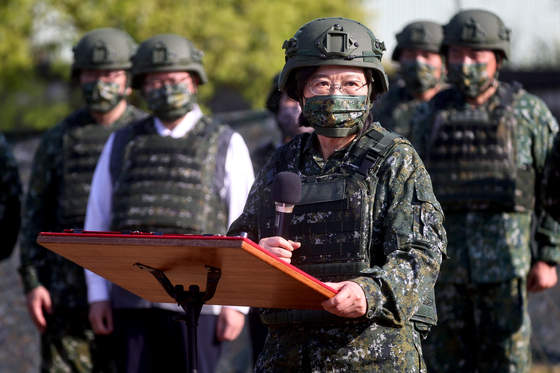 12일 차이잉원 대만 총통이 타이베이 근교 린커우의 난스푸 실사격 훈련장을 찾아 연설하고 있다. [로이터=연합뉴스]