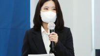 민주당, 26세 박지현에 당대표급 의전…先요구설엔 "음모론"