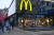 지난 13일 러시아 모스크바 푸시킨 광장의 맥도날드 매장. 곧 문을 닫게 될 이곳에서 시민들이 햄버거 등을 먹고 있다. [AP=연합뉴스]