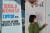 경북 의성군에서 만난 권예원(25)씨가 청년들이 지역에서 생활할 수 있도록 지원하는 사회적협동조합 ‘멘토리’ 활동을 소개하고 있다. 왼쪽은 멘토리가 마련한 공간에 설치된 팻말. 의성=임성빈 기자