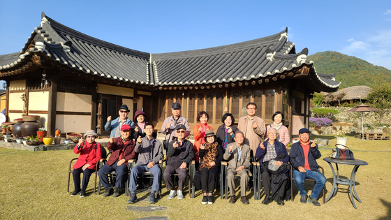 2020년 가을 경기도 안성 외암민속마을로 문학 탐방을 떠난 공간시낭독회 회원들. [사진 한경]