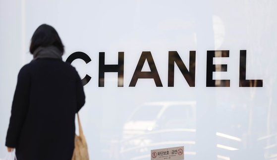 지난 3일 명품 브랜드 '샤넬'이 일부 제품의 가격을 평균 5% 올렸다. 지난 1월 일부 제품 가격을 17%까지 올린데 이어 올들어서만 두 번째다. 연합뉴스