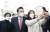 윤석열 대통령 당선인이 16일 오후 서울 종로구 통의동에서 점심식사를 마치고 산책하던 중 시민들과 기념사진을 찍고 있다. 사진 국민의힘