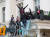  영국 런던 벨그레이브 광장에 위치한 러시아 사업가의 저택을 점거한 영국의 반전단체 회원들. 연합뉴스