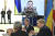 영국 주도로 열린 합동원정군 지도자회의에 화상으로 참여한 젤렌스키 대통령이 "나토 가입이 불가능하다는 사실 인정한다"고 발언했다. 연합뉴스