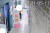 지난해 5월 17일 전북 전주의 한 건물 4층에 있는 스터디카페 대표가 3층 검도장 앞 복도에서 "소음이 심하다"며 검도장 관장에게 항의하는 모습. 사진 검도장 건물 CCTV 화면 캡처.