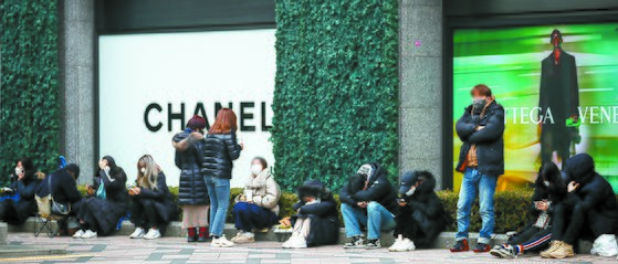 지난해 12월 오전 서울 시내의 한 백화점을 찾은 시민들이 샤넬 매장에 들어가기 위해 기다리고 있다. 뉴시스
