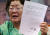 이용수 할머니는 17일 유엔 인권 특별보고관 발송 발표 기자회견에서 국내 위안부 피해 생존자 할머니들의 서명을 받은 서류를 공개하며 문제 해결을 촉구했다. [연합뉴스]