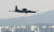 북한이 탄도미사일 발사에 실패한 16일 오후 경기도 평택시 주한미공군 오산기지에 미 공군 고공정찰기 U-2S가 착륙하고 있다. 연합뉴스