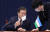 문재인 대통령이 지난 1월 28일 오후 청와대에서 열린 한-우즈베키스탄 화상 정상회담에서 인사말을 위해 마스크를 벗고 있다. 오른쪽은 탁현민 의전비서관. 연합뉴스