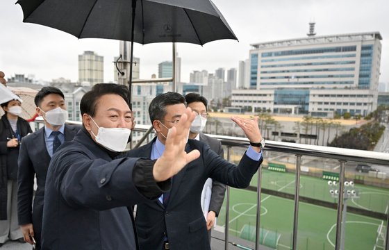 윤석열 대통령 당선인이 19일 오전 새 대통령 집무실 후보지인 서울 용산구 국방부 청사를 둘러보고 있다. [뉴스1]