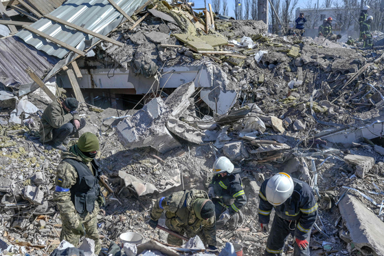 러시아군의 로켓 공격으로 초토화된 우크라이나 미콜라이우의 군사 학교에서 구조 대원들이 희생자를 수색하고 있다. AFP=연합뉴스 