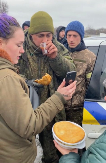 최근 우크라이나에 붙잡힌 어린 러시아 군인이 빵을 먹으며 눈물을 보이고 있다. 트위터 캡처