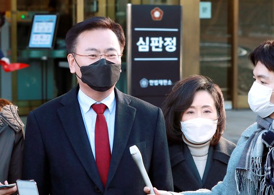 국민의힘 유상범(왼쪽) , 전주혜 의원(오른쪽)이 서울 종로구 헌법재판소에서 '공수처법 헌법소원심판 합헌' 선고와 관련해 입장을 밝히고 있다. 2021.1. 28 [뉴스1]