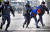  지난 13일(현지시간) 러시아 모스크바에서 반전 시위를 벌인 청년이 러시아 경찰에 의해 체포되고 있다. AFP=연합뉴스